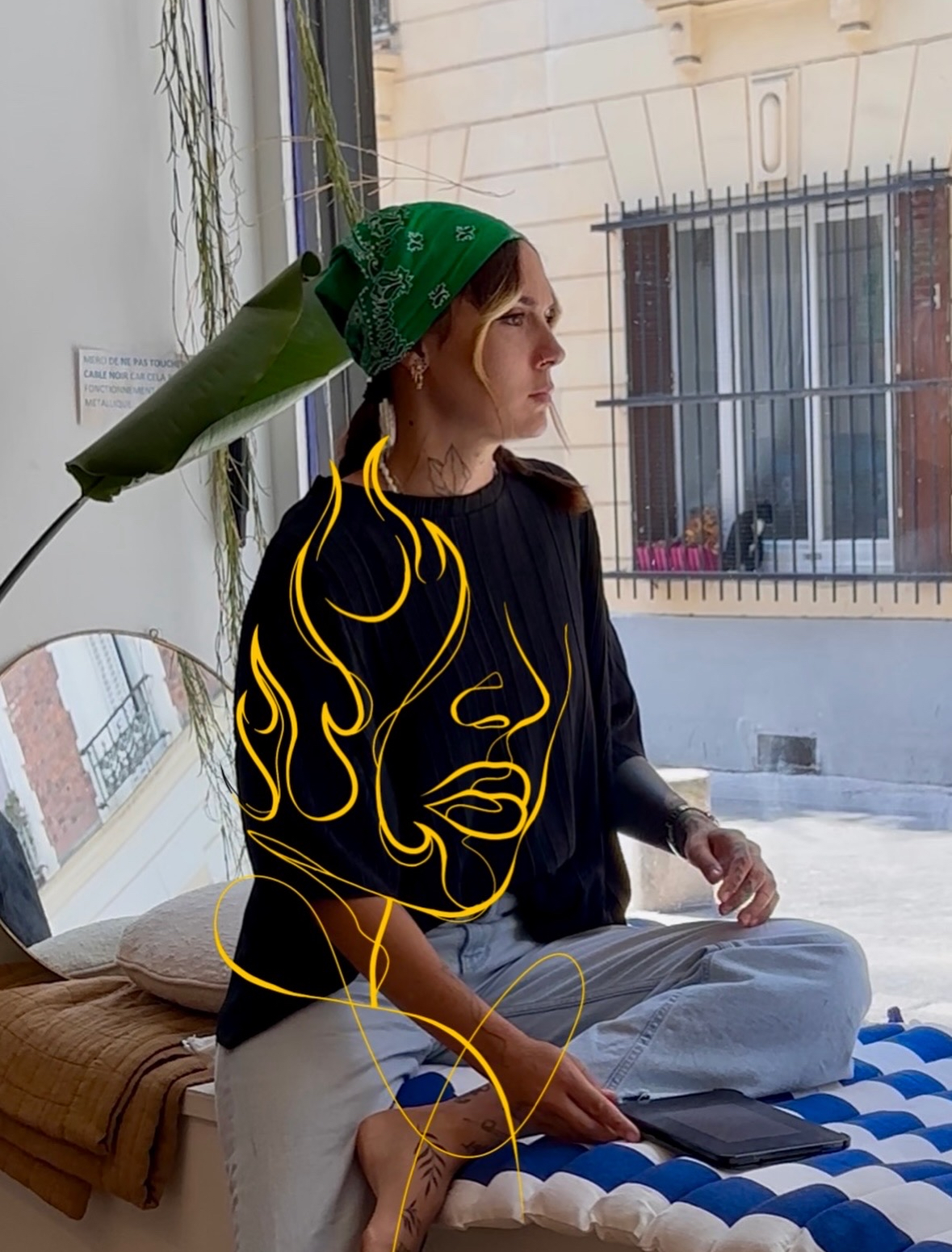 Mowgli, tatoueuse, dans son studio